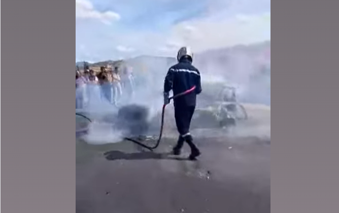 احتراق سيارة بالكامل في حادث مرور